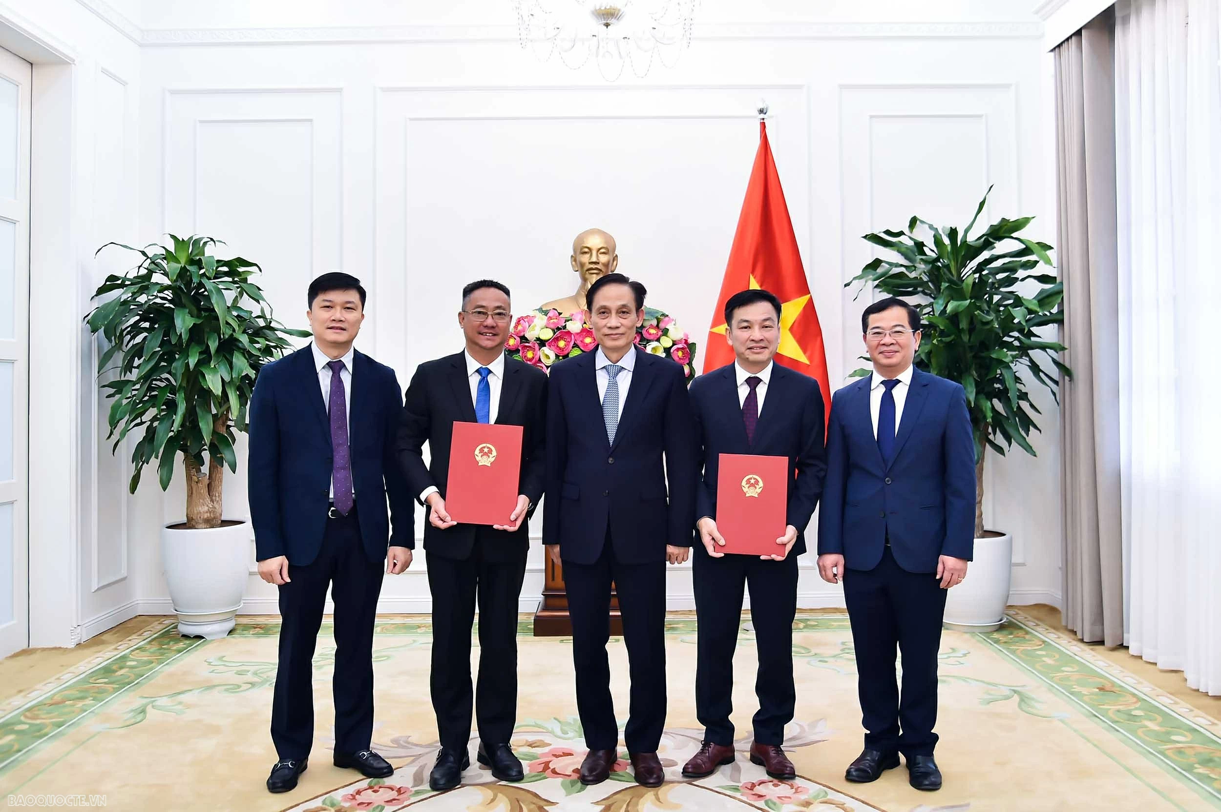 Bộ Ngoại giao trao Quyết định tiếp nhận và bổ nhiệm cán bộ cấp quản lý Bộ trưởng Bộ Ngoại giao trao Quyết định tiếp nhận và bổ nhiệm cán bộ cấp quản lý