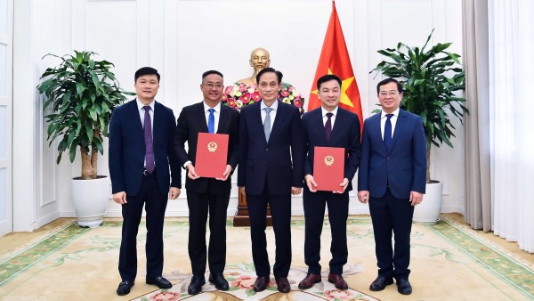 Bộ trưởng Bộ Ngoại giao trao Quyết định tiếp nhận và bổ nhiệm cán bộ cấp quản lý