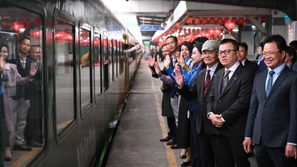 'Chuyến tàu hạnh phúc' khởi hành, lan tỏa yêu thương những ngày giáp Tết