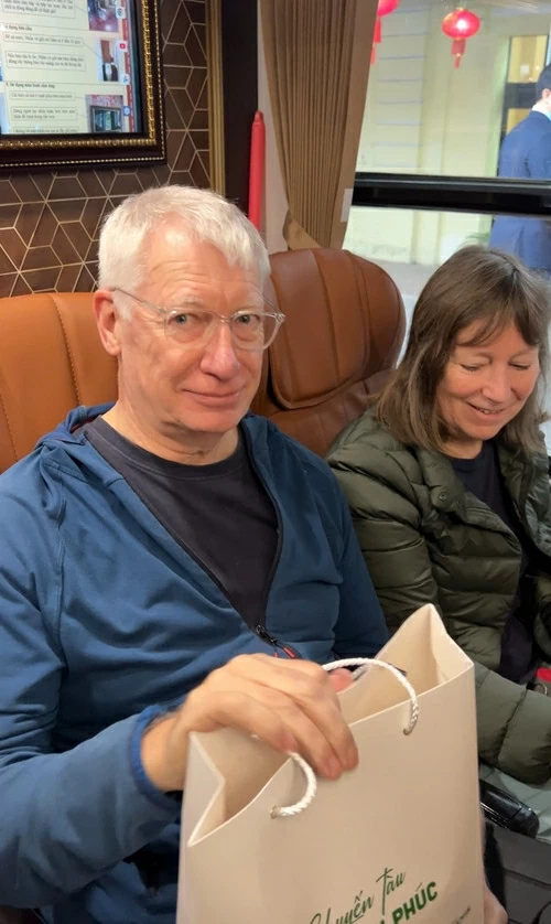 Du khách nước ngoài tỏ ra vô cùng thích thú khi có mặt trên “Chuyến tàu hạnh phúc” hết sức đặc biệt.