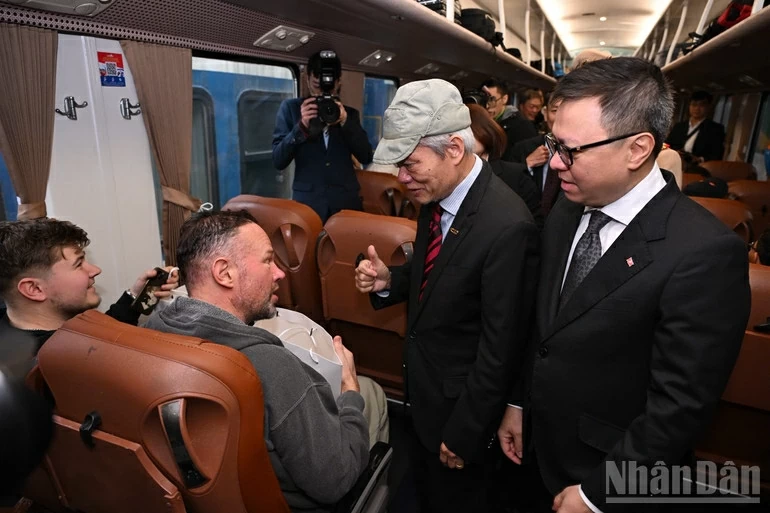 Các hành khách được nhận những phần quà đầy ý nghĩa trên 'Chuyến tàu hạnh phúc' khởi hành, lan tỏa yêu thương những ngày giáp Tết