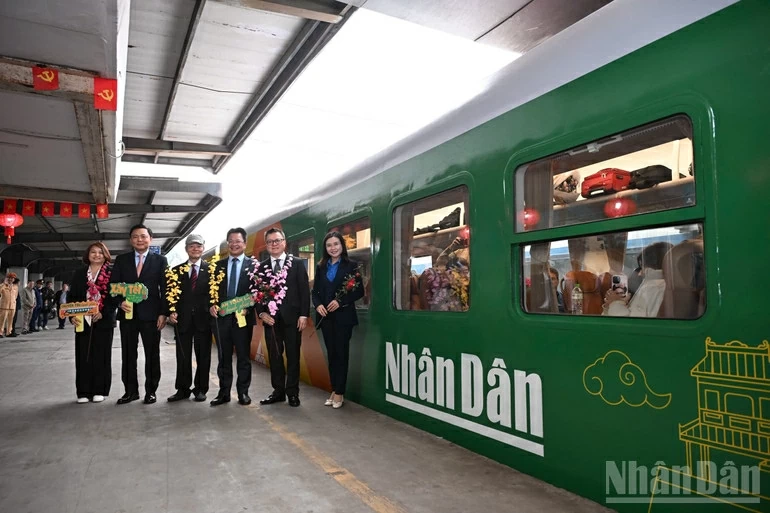 Đoàn tàu đong đầy yêu thương và hạnh phúc được sơn phủ bằng những sắc màu của sự yêu thương cùng với logo Báo Nhân Dân. Đoàn tàu đong đầy yêu thương và hạnh phúc được sơn phủ bằng những sắc màu của sự yêu thương cùng với logo Báo Nhân Dân.