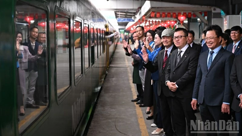 'Chuyến tàu hạnh phúc' khởi hành, lan tỏa yêu thương những ngày giáp Tết
