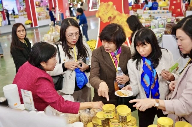 Sản phẩm của các doanh nghiệp được nhiều người quan tâm tại hội chợ Sản phẩm của các doanh nghiệp được nhiều người quan tâm tại hội chợ
