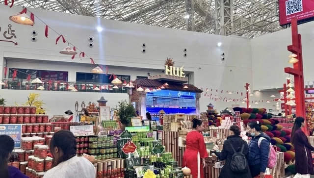 Gian hàng trưng bày của Thành phố Huế thu hút nhiều khách tham quan đến mua sắm và check-in