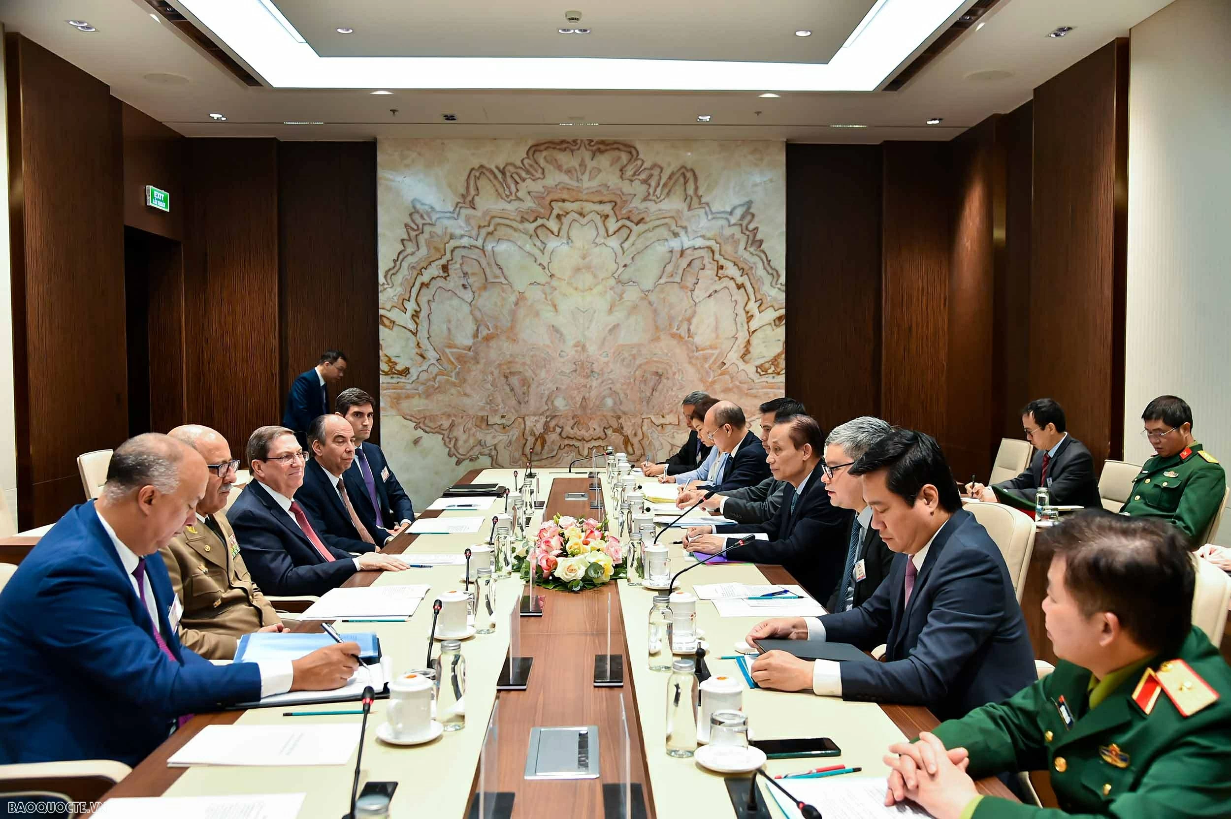 Bộ trưởng Ngoại giao Lê Hoài Trung hội đàm với Đặc phái viên Đảng, Nhà nước Cuba. Bộ trưởng Ngoại giao Lê Hoài Trung hội đàm với Đặc phái viên Đảng Cộng sản, Nhà nước Cuba