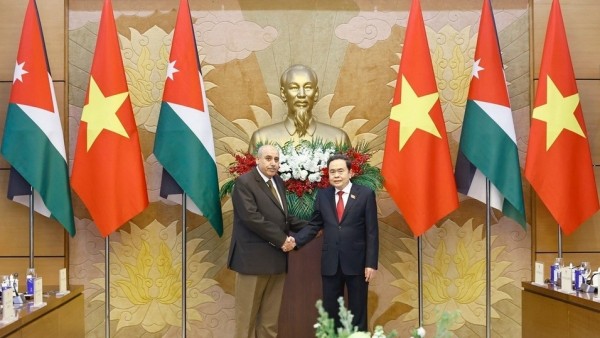 NA Chairman Tran Thanh Man, Speaker of Jordanian House of Representatives Mazen Turki El Qadi hold talks in Hanoi