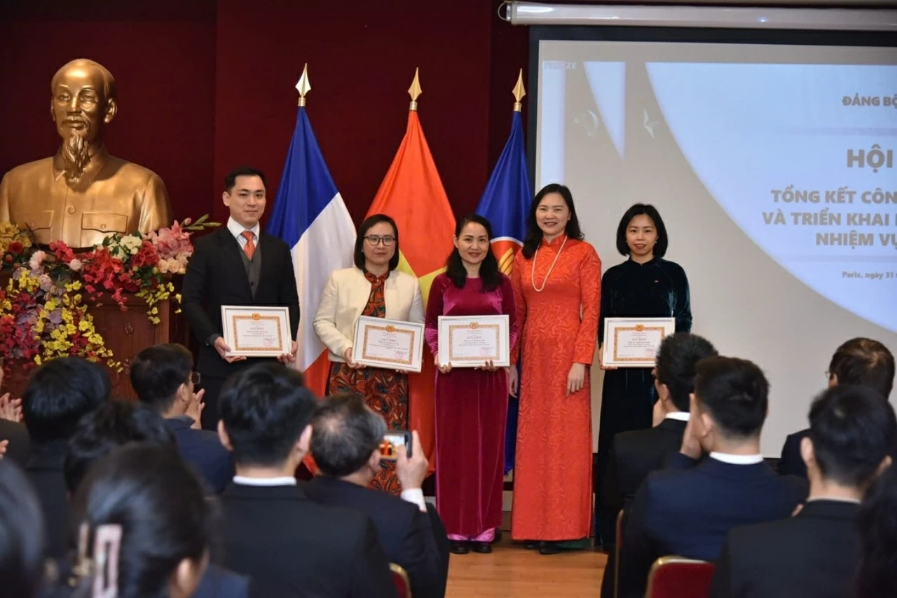 Lễ kỷ niệm 96 năm ngày thành lập Đảng Cộng sản Việt Nam tại Pháp Lễ kỷ niệm 96 năm ngày thành lập Đảng Cộng sản Việt Nam tại Pháp