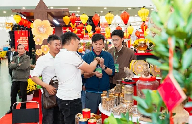 Gian hàng của thành phố Đà Nẵng thu hút nhiều du khách tham quan và mua sắm