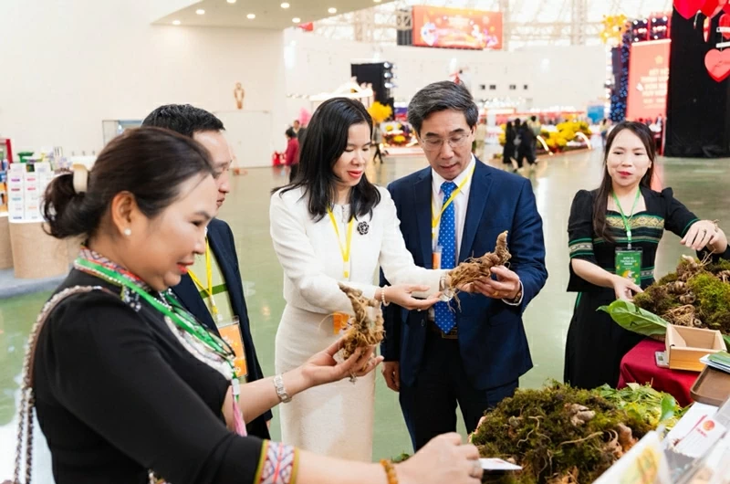 Ông Trần Chí Cường – Thành ủy viên, Phó Chủ tịch UBND thành phố Đà Nẵng (ở giữa) và ông Huỳnh Xuân Sơn – Phó Giám đốc Sở Công Thương thành phố Đà Nẵng cùng đoàn công tác đến tham quan, động viên các doanh nghiệp tham gia xúc tiến thương mại tại sự kiện