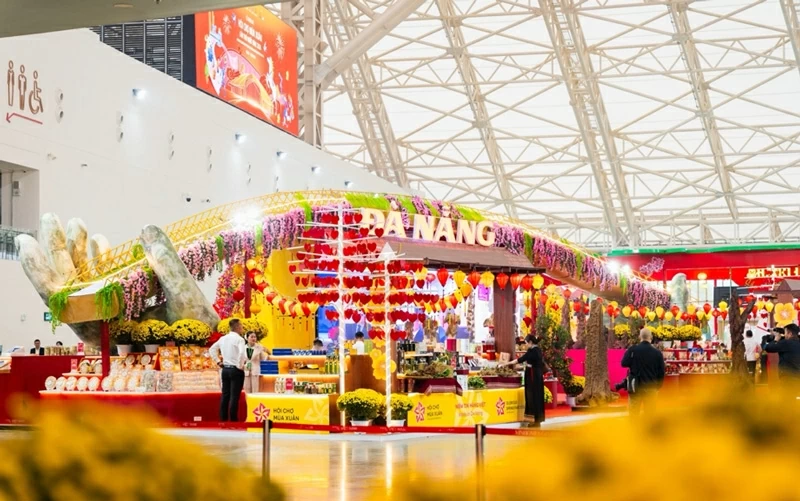 Gian hàng của thành phố Đà Nẵng nổi bật tại Hội chợ với chủ đề “Khúc giao xuân trên dải lụa vàng”