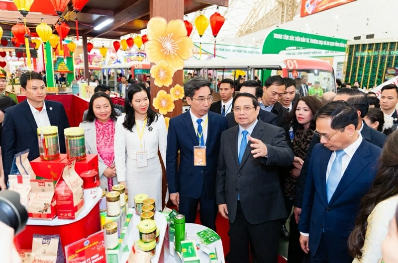 Tại lễ khai mạc Hội chợ, gian hàng Đà Nẵng vinh dự đón tiếp Thủ tướng Chính phủ Phạm Minh Chính cùng đoàn lãnh đạo Chính phủ, các bộ, ngành Trung ương đến tham quan