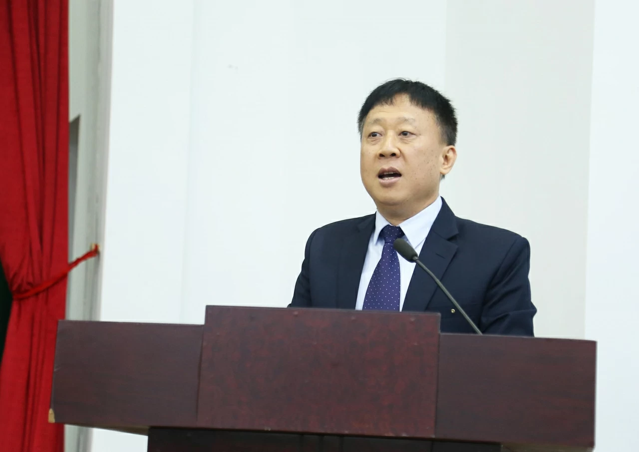 Cục trưởng Cục Phục vụ Ngoại giao đoàn Ngô Phương Nghị phát biểu báo cáo tại buổi lễ. (Ảnh: Thành Long)