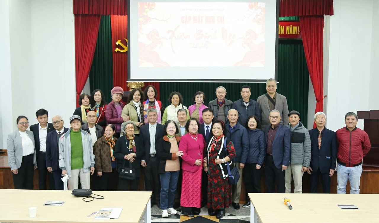 Lãnh đạp Cục Phục vụ Ngoại giao đoàn chụp ảnh lưu niệm cùng nguyên lãnh đạo Cục qua các thời kỳ. (Ảnh: Thành Long)