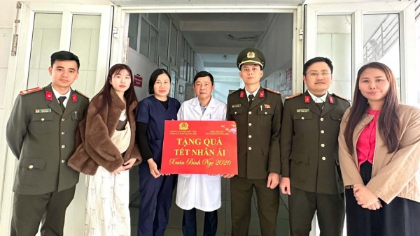 ​​​​​​​Kiều bào dự Xuân Quê hương trao quà Tết nhân ái tại Bệnh viện Đa khoa Lệ Thuỷ, Quảng Trị