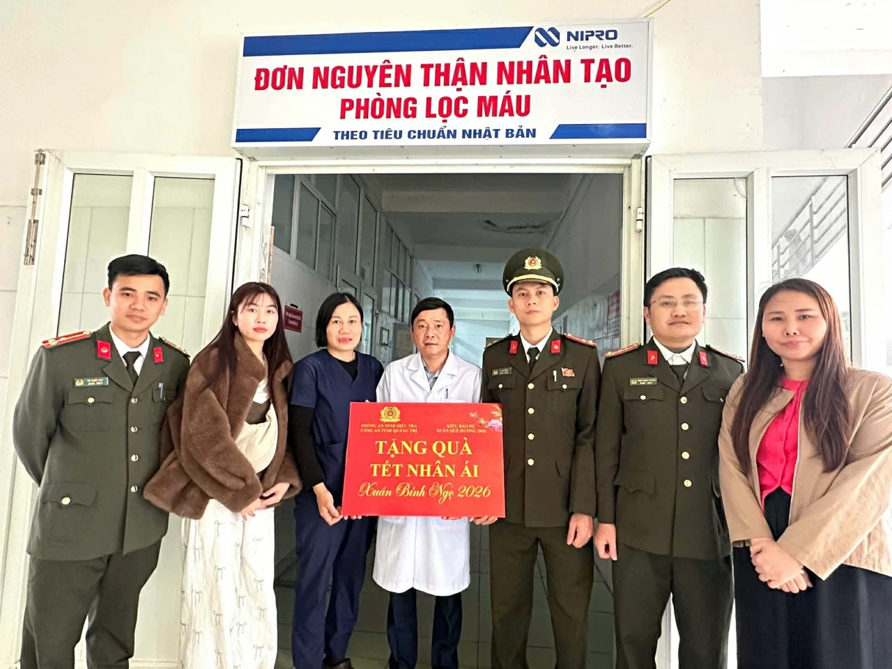​​​​​​​Kiều bào dự Xuân Quê hương trao quà Tết nhân ái tại Bệnh viện Đa khoa Lệ Thuỷ, Quảng Trị