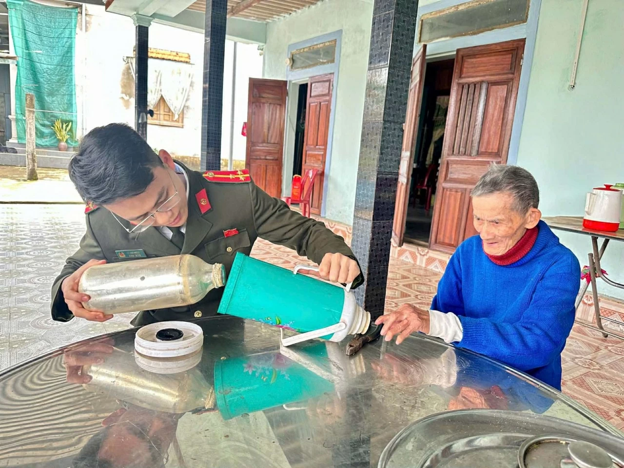 Kiều bào dự Xuân Quê hương phối hợp Phòng An ninh điều tra trao quà Tết nhân ái tại Bệnh viện Đa khoa Lệ Thuỷ, Quảng Trị