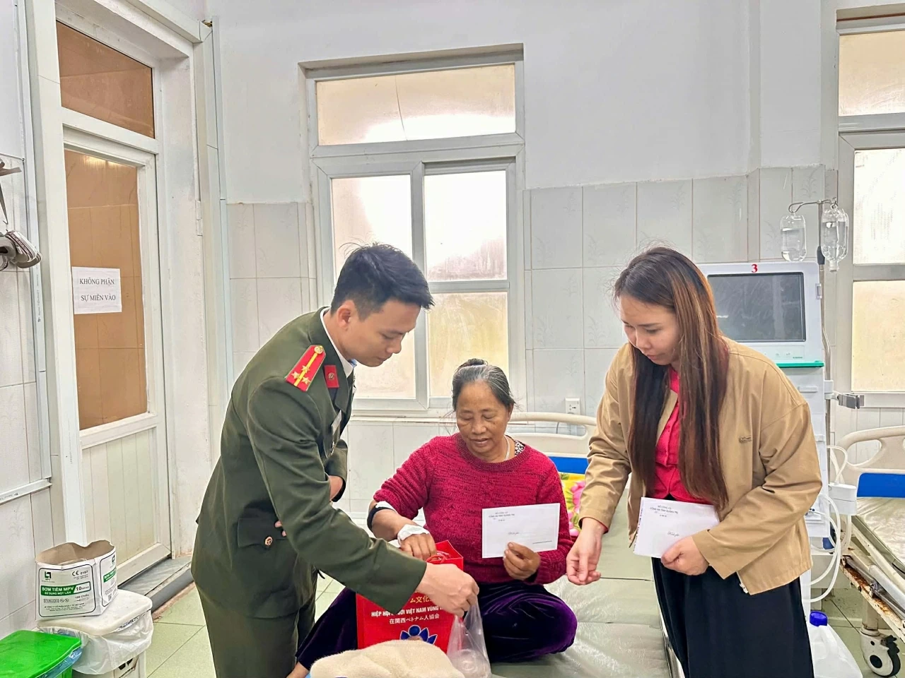 Kiều bào dự Xuân Quê hương phối hợp Phòng An ninh điều tra trao quà Tết nhân ái tại Bệnh viện Đa khoa Lệ Thuỷ, Quảng Trị