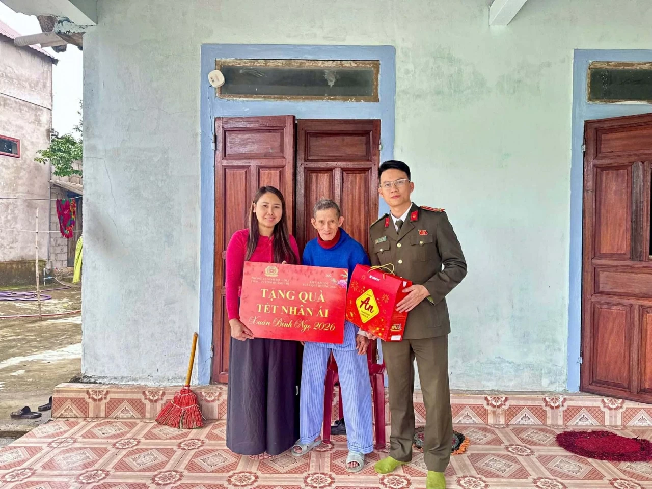 Kiều bào dự Xuân Quê hương phối hợp Phòng An ninh điều tra trao quà Tết nhân ái tại Bệnh viện Đa khoa Lệ Thuỷ, Quảng Trị Kiều bào dự Xuân Quê hương trao quà Tết nhân ái tại Bệnh viện Đa khoa Lệ Thuỷ, Quảng Trị