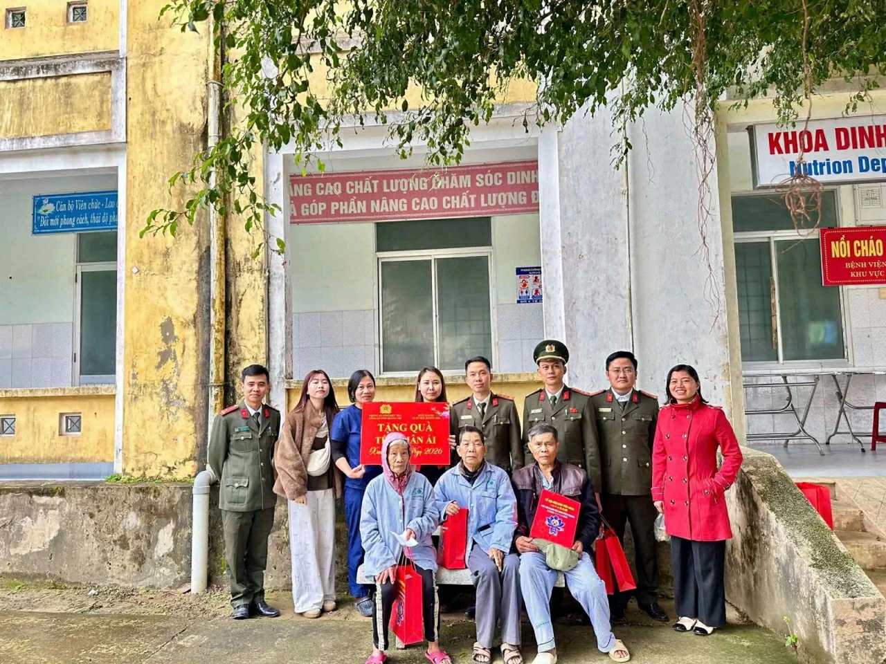 ​​​​​​​Kiều bào dự Xuân Quê hương phối hợp Phòng An ninh điều tra trao quà Tết nhân ái tại Bệnh viện Đa khoa Lệ Thuỷ, Quảng Trị