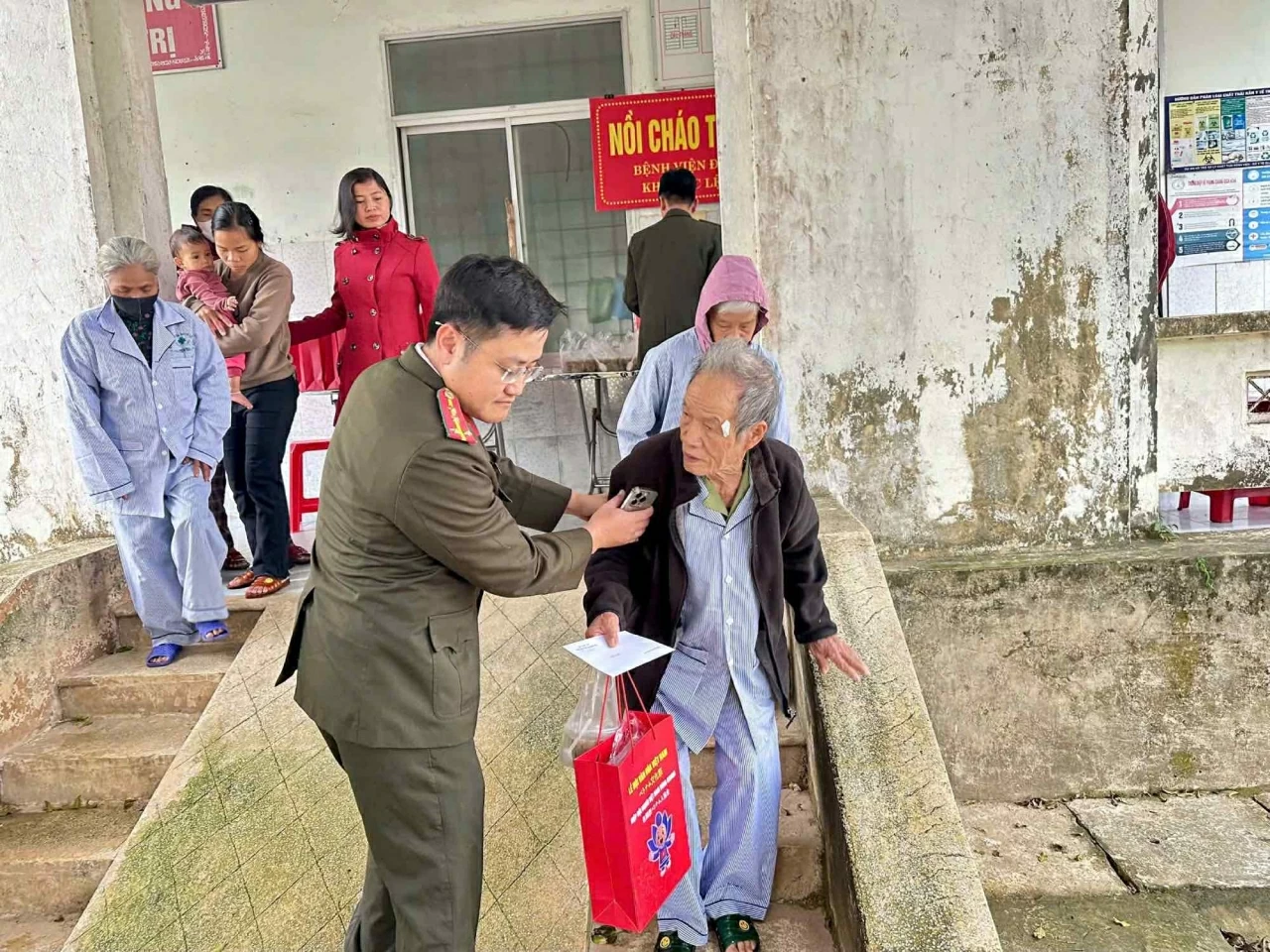 Kiều bào dự Xuân Quê hương phối hợp Phòng An ninh điều tra trao quà Tết nhân ái tại Bệnh viện Đa khoa Lệ Thuỷ, Quảng Trị Kiều bào dự Xuân Quê hương trao quà Tết nhân ái tại Bệnh viện Đa khoa Lệ Thuỷ, Quảng Trị