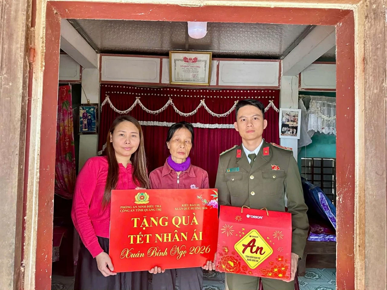 ​​​​​​​Kiều bào dự Xuân Quê hương trao quà Tết nhân ái tại Bệnh viện Đa khoa Lệ Thuỷ, Quảng Trị