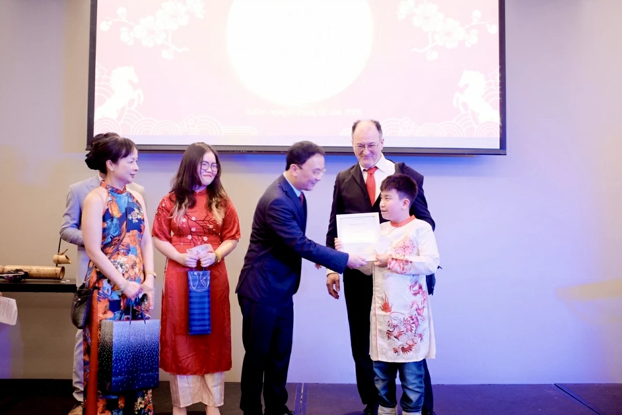 Không gian sum vầy ấm áp, đậm đà hồn Tết Việt tại Xuân quê hương đầu tiên ở Ireland Không gian sum vầy ấm áp, đậm đà hồn Tết Việt tại Xuân quê hương đầu tiên ở Ireland