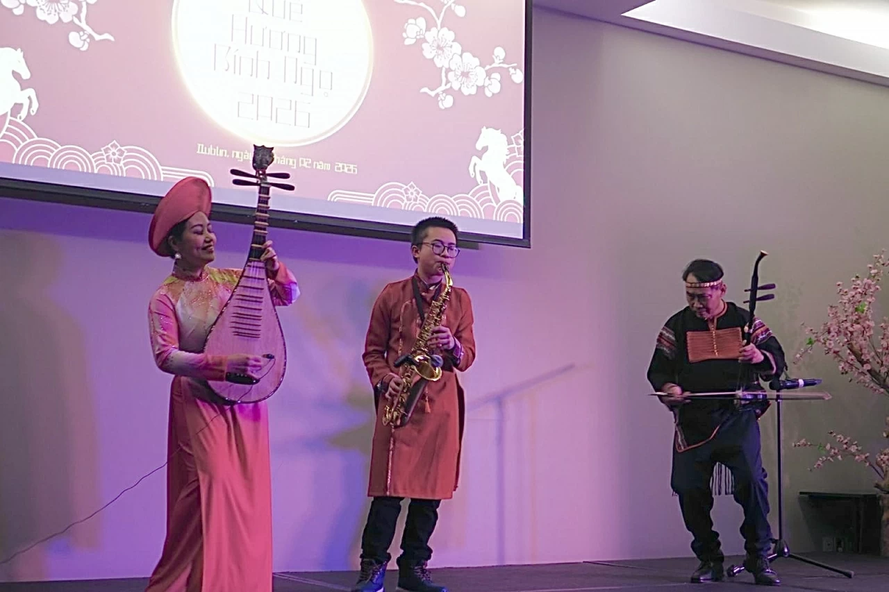 Không gian sum vầy ấm áp, đậm đà hồn Tết Việt tại Xuân quê hương đầu tiên ở Ireland Không gian sum vầy ấm áp, đậm đà hồn Tết Việt tại Xuân quê hương đầu tiên ở Ireland