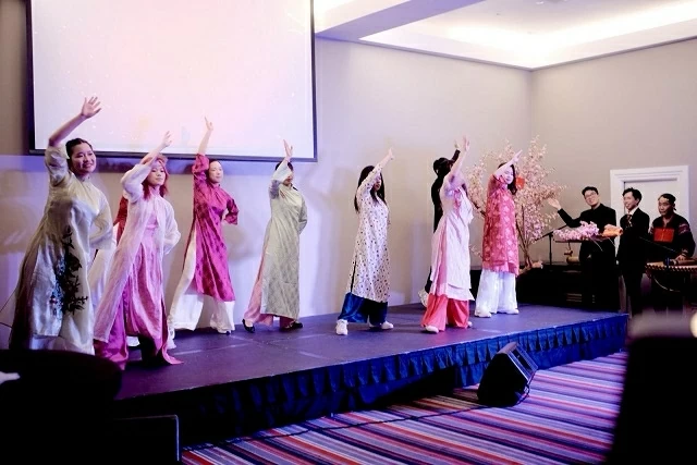 Không gian sum vầy ấm áp, đậm đà hồn Tết Việt tại Xuân quê hương đầu tiên ở Ireland Không gian sum vầy ấm áp, đậm đà hồn Tết Việt tại Xuân quê hương đầu tiên ở Ireland