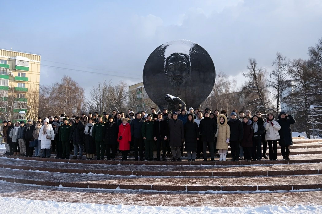 Đại sứ quán Việt Nam tại Nga dâng hoa tưởng niệm Chủ tịch Hồ Chí Minh tại Quảng trường mang tên Người ở Moscow
