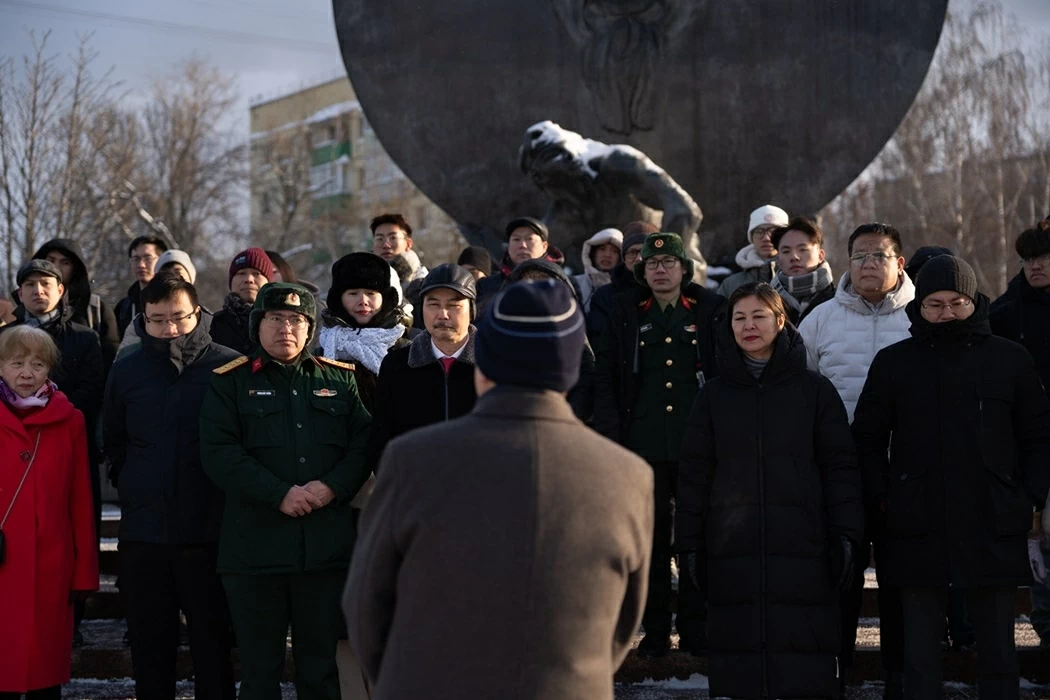 Đại sứ quán Việt Nam tại Nga dâng hoa tưởng niệm Chủ tịch Hồ Chí Minh tại Quảng trường mang tên Người ở Moscow Đại sứ quán Việt Nam tại Nga dâng hoa tưởng niệm Chủ tịch Hồ Chí Minh tại Quảng trường mang tên Người ở Moscow