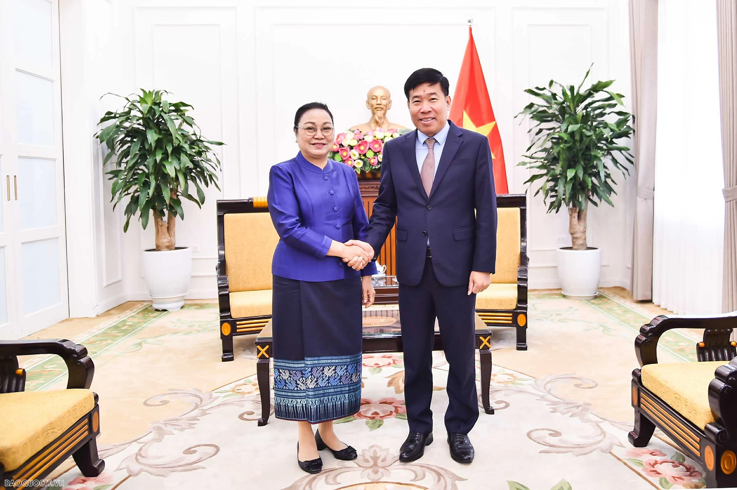 Đoàn đại biểu Đại sứ quán Lào tại Việt Nam chúc mừng nhân kỷ niệm 96 năm Ngày thành lập Đảng