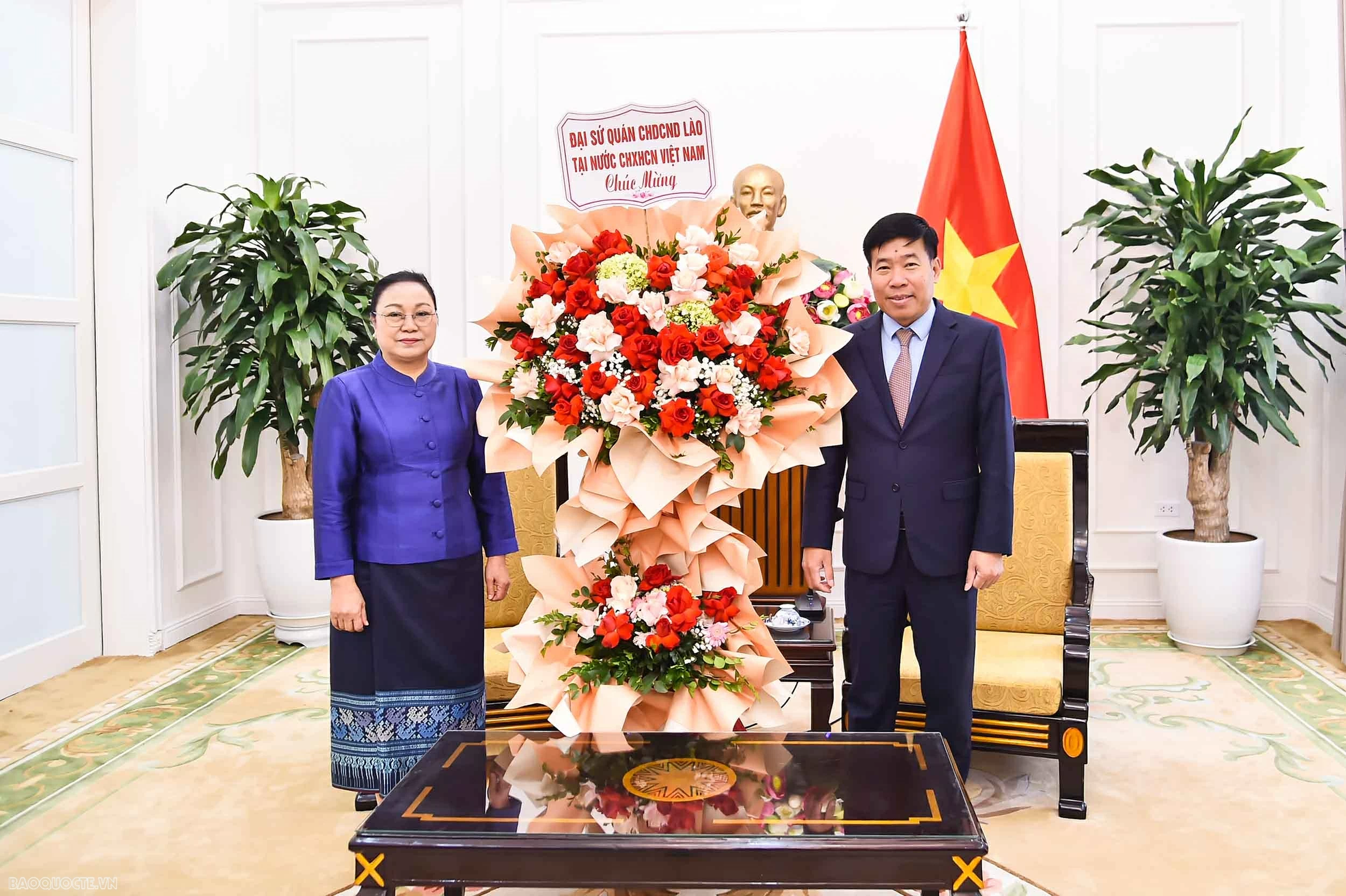 Đoàn đại biểu Đại sứ quán Lào tại Việt Nam chúc mừng nhân kỷ niệm 96 năm Ngày thành lập Đảng