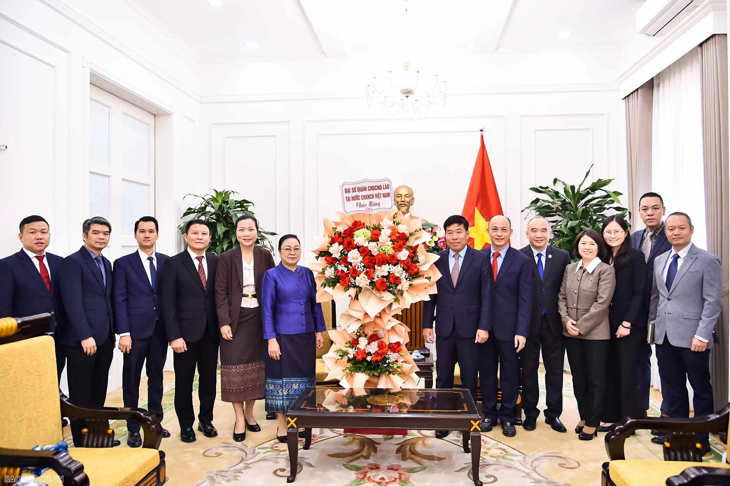 Đoàn đại biểu Đại sứ quán Lào tại Việt Nam chúc mừng nhân kỷ niệm 96 năm Ngày thành lập Đảng