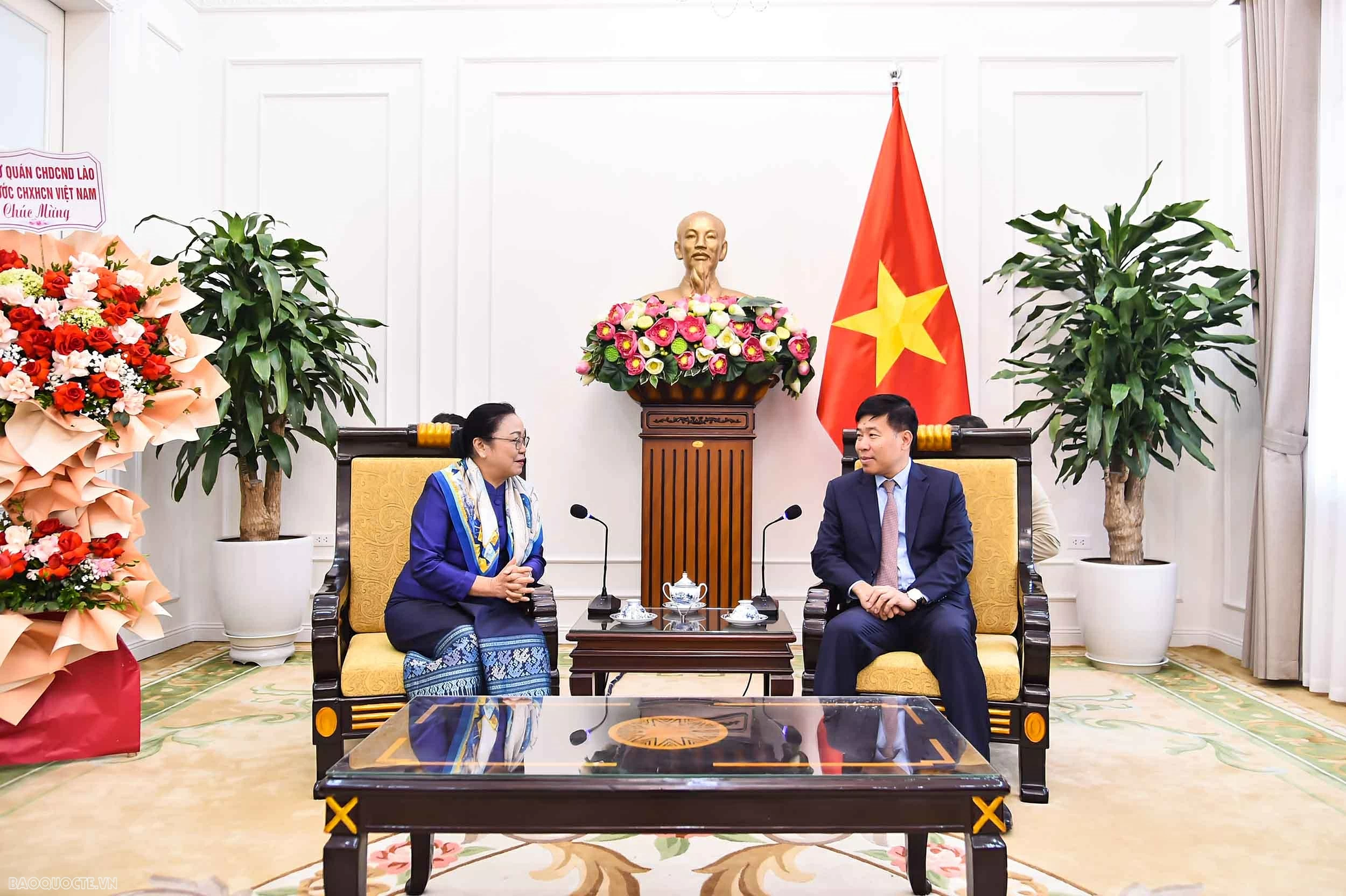 Đoàn đại biểu Đại sứ quán Lào tại Việt Nam chúc mừng nhân kỷ niệm 96 năm Ngày thành lập Đảng
