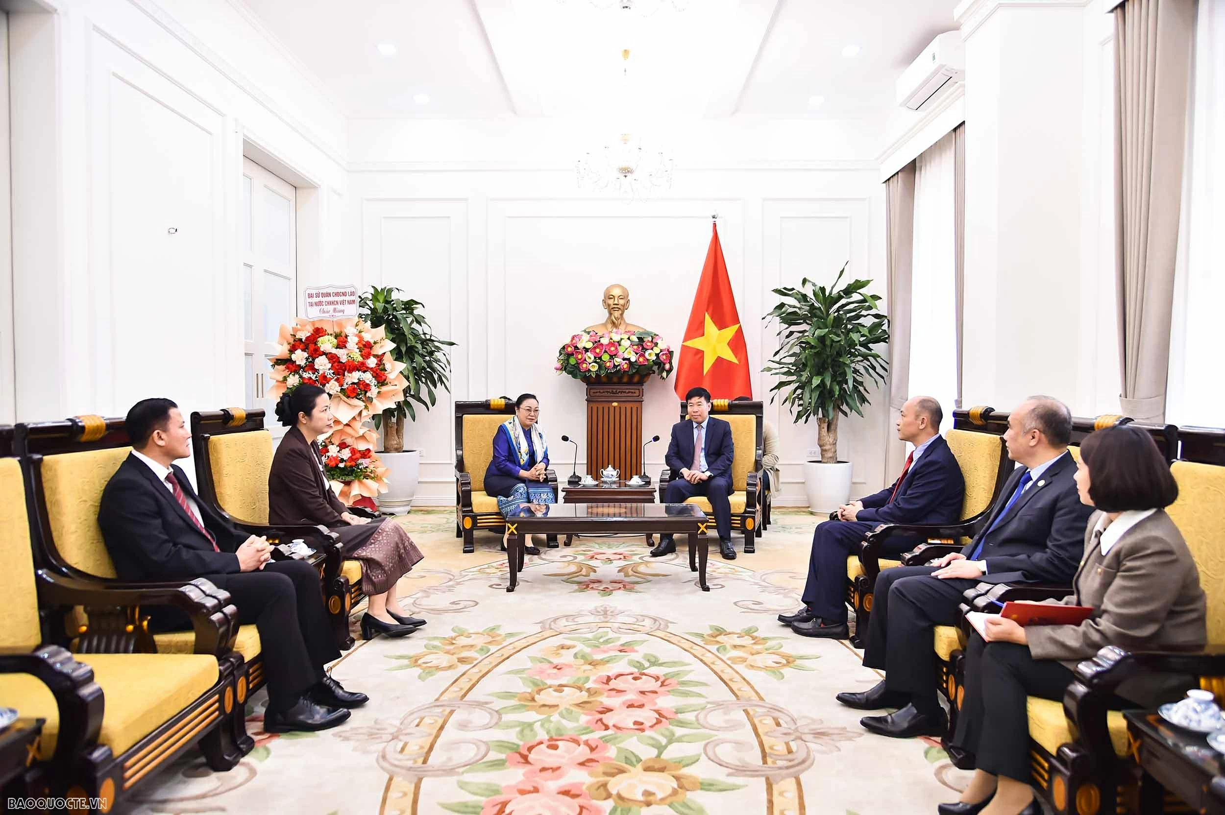 Đoàn đại biểu Đại sứ quán Lào tại Việt Nam chúc mừng nhân kỷ niệm 96 năm Ngày thành lập Đảng