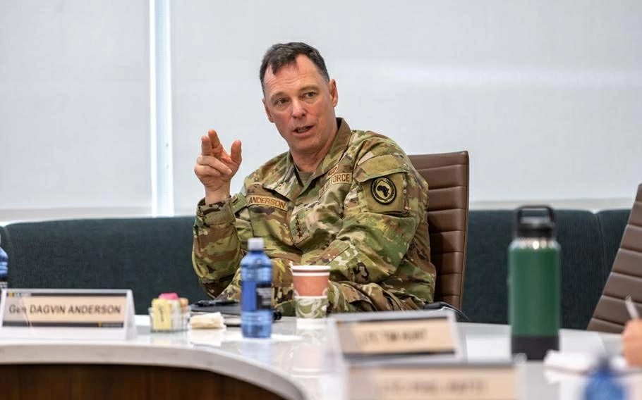 Tướng Dagvin Anderson thuộc Không quân Hoa Kỳ, chỉ huy Bộ Tư lệnh Châu Phi của M  Read more at: https://www.stripes.com/theaters/africa/2026-02-03/africom-nigeria-islamic-militants-20613798.html Source - Stars and Stripes. (Nguồn: Trường Cao đẳng Chiến tranh Lục quân Hoa Kỳ)