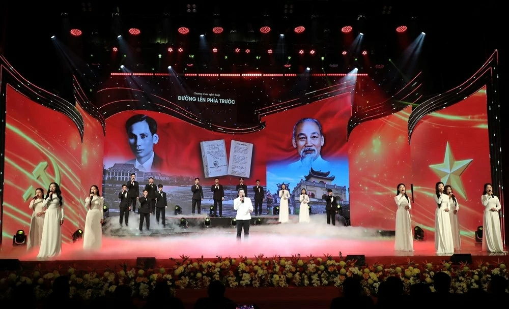 Chương trình nghệ thuật 'Đường lên phía trước' lan tỏa niềm tin và khát vọng phát triển đất nước Chương trình nghệ thuật 'Đường lên phía trước' lan tỏa niềm tin và khát vọng phát triển đất nước