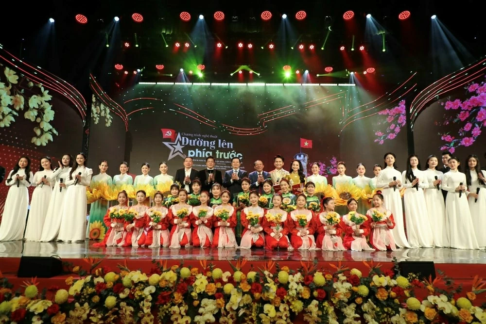 Chương trình nghệ thuật 'Đường lên phía trước' lan tỏa niềm tin và khát vọng phát triển đất nước Chương trình nghệ thuật 'Đường lên phía trước' lan tỏa niềm tin và khát vọng phát triển đất nước