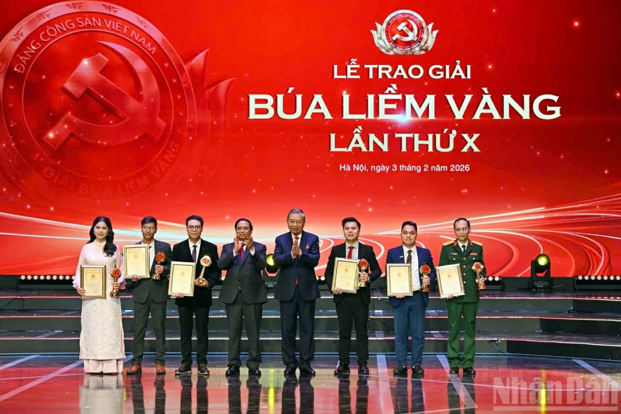 Tổng Bí thư Tô Lâm và Thủ tướng Chính phủ Phạm Minh Chính trao giải A cho các tác giả, đại diện nhóm tác giả. (Nguồn: Nhandan.vn)