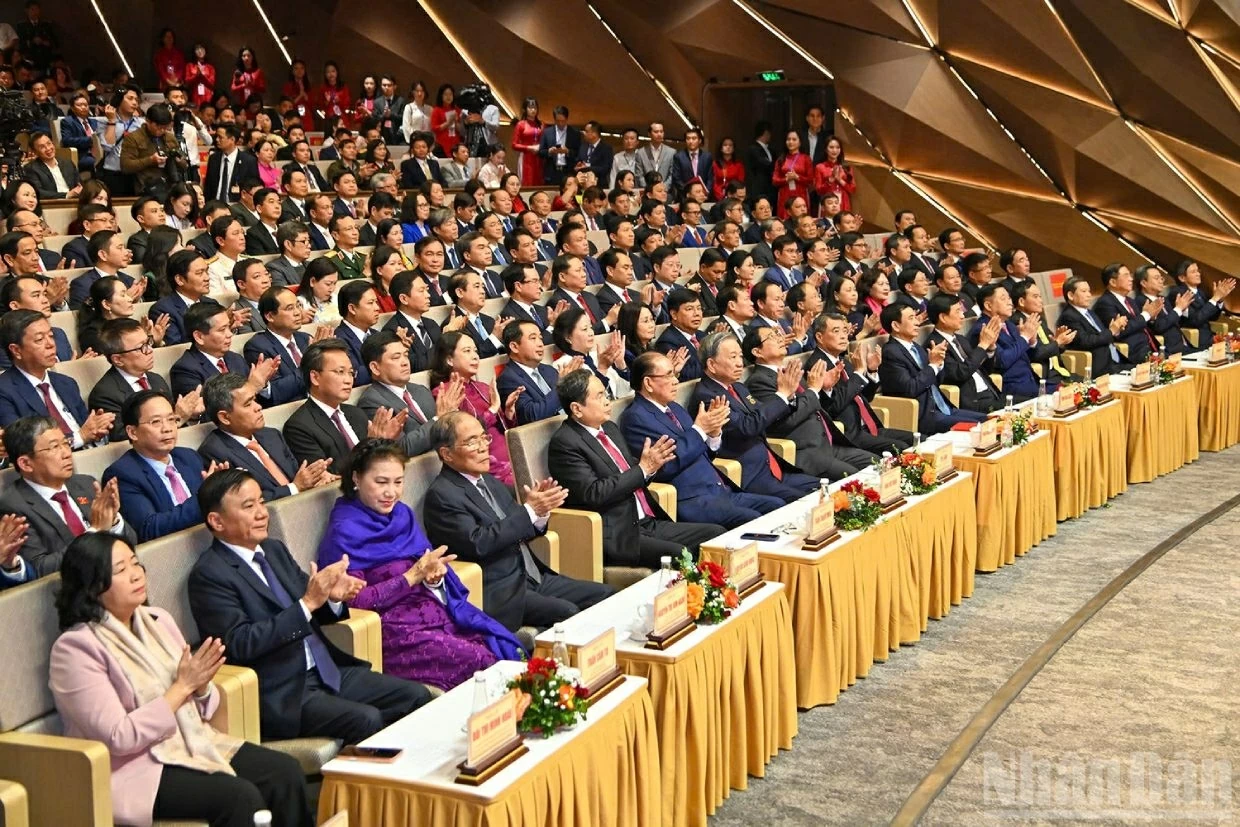 Các đồng chí lãnh đạo, nguyên lãnh đạo Đảng và Nhà nước dự buổi lễ. (Nguồn: Nhandan.vn) Các đồng chí lãnh đạo, nguyên lãnh đạo Đảng và Nhà nước dự buổi lễ. (Nguồn: Nhandan.vn)