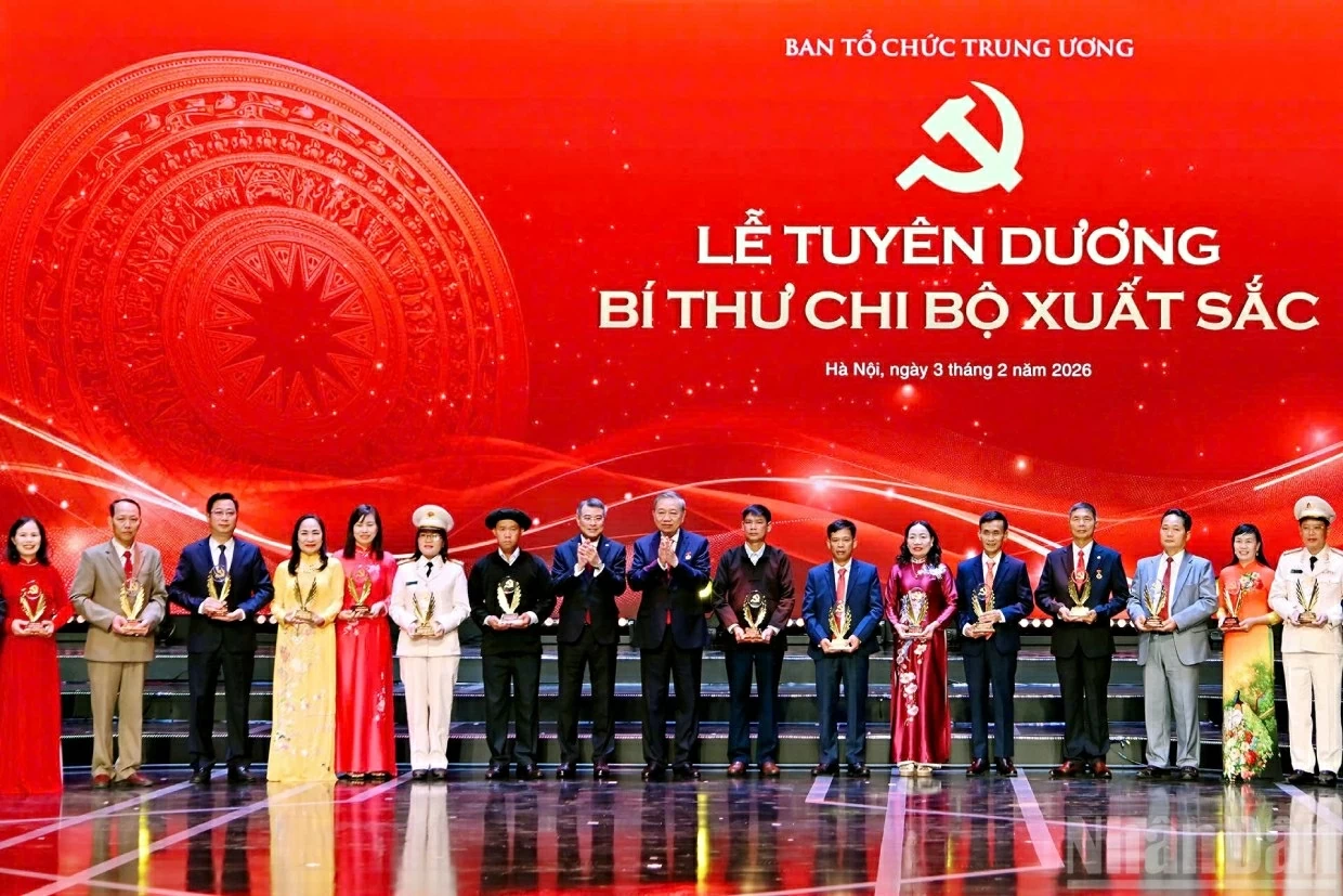 Tổng Bí thư Tô Lâm và đồng chí Lê Minh Hưng, Ủy viên Bộ Chính trị, Bí thư Trung ương Đảng, Trưởng Ban Tổ chức Trung ương, trao biểu trưng cho các bí thư chi bộ xuất sắc. (Nguồn: Nhandan.vn)
