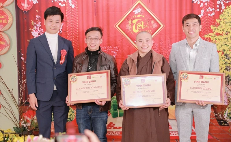 Ông Nguyễn Thanh Long (ngoài cùng bên trái) – Phó Chủ tịch Hiệp hội người Việt Nam tại Saitama trao Vinh danh các đơn vị đồng hành cùng chương trình. Ông Nguyễn Thanh Long (ngoài cùng bên trái) – Phó Chủ tịch Hiệp hội người Việt Nam tại Saitama trao Vinh danh các đơn vị đồng hành cùng chương trình.