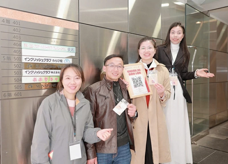 Bà Nguyễn Thị Mai (ngoài cùng bên phải) cùng các Tình nguyện viên.