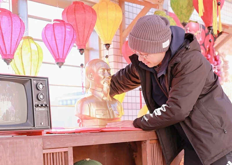 Hình ảnh Bác Hồ trong không gian Tết Việt Saitama 2026 tại Nhà Truyền thống SUNSHINE.