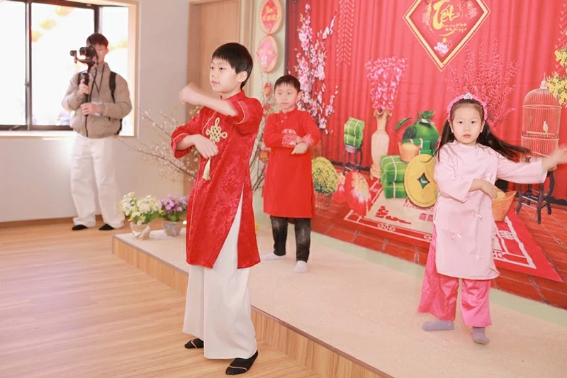 Tiết mục biểu diễn của các em nhỏ tại sự kiện Tết Việt Saiatama 2026 – Tết quê hương trong lòng những người con xa xứ.