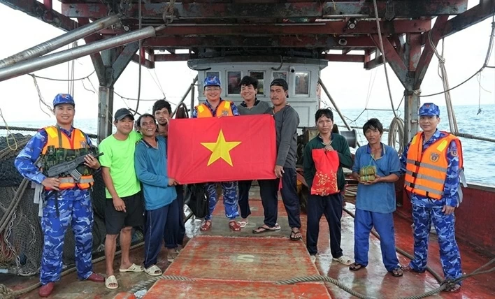 Cảnh sát biển Việt Nam thăm, tặng quà các đơn vị thực hiện nhiệm vụ chống khai thác IUU tại vùng biển Tây Nam Cảnh sát biển Việt Nam thăm, tặng quà các đơn vị thực hiện nhiệm vụ chống khai thác IUU tại vùng biển Tây Nam