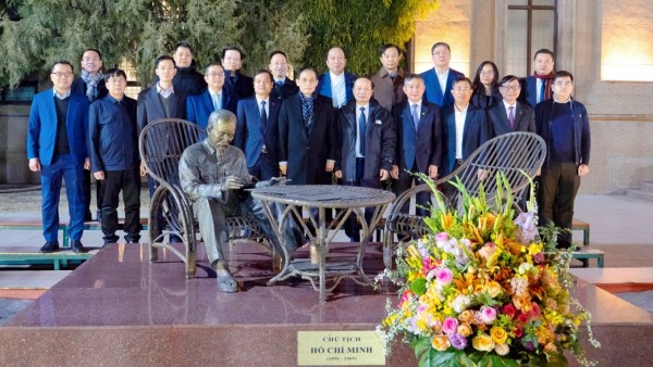 Politburo Member, Minister of Foreign Affairs Le Hoai Trung visits Vietnamese Embassy in China