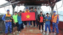 Cảnh sát biển Việt Nam thăm, tặng quà các đơn vị thực hiện nhiệm vụ chống khai thác IUU tại vùng biển Tây Nam