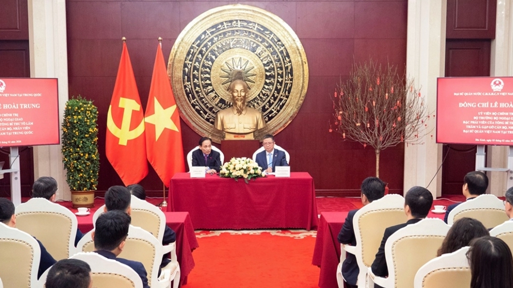 Ủy viên Bộ Chính trị, Bộ trưởng Ngoại giao Lê Hoài Trung thăm Đại sứ quán Việt Nam tại Trung Quốc